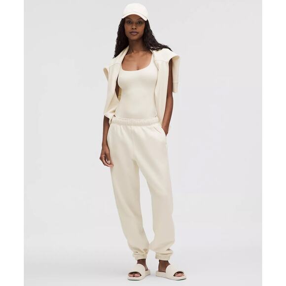 Lululemon Scuba Mid-Rise Oversized Jogger in Light Ivory Size 4 - Picture 1 of 5